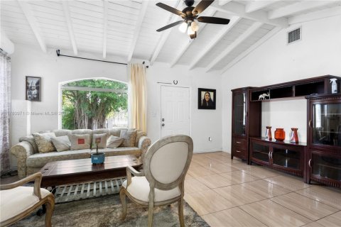 House in Miami, Florida 4 bedrooms, 182 sq.m. № 1868732 - photo 4