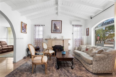 House in Miami, Florida 4 bedrooms, 182 sq.m. № 1868732 - photo 3