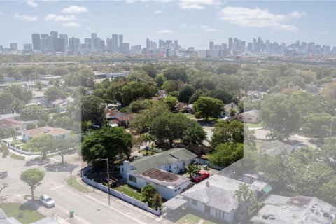 House in Miami, Florida 4 bedrooms, 182 sq.m. № 1868732 - photo 1