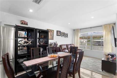 House in Miami, Florida 4 bedrooms, 182 sq.m. № 1868732 - photo 6