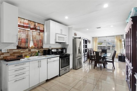 House in Miami, Florida 4 bedrooms, 182 sq.m. № 1868732 - photo 5