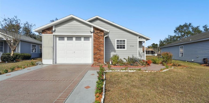 House in Zephyrhills, Florida 2 bedrooms, 111.48 sq.m. № 1555247