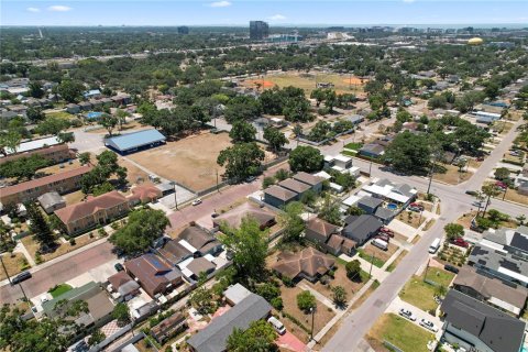 House in Tampa, Florida 3 bedrooms, 120.59 sq.m. № 1662762 - photo 5