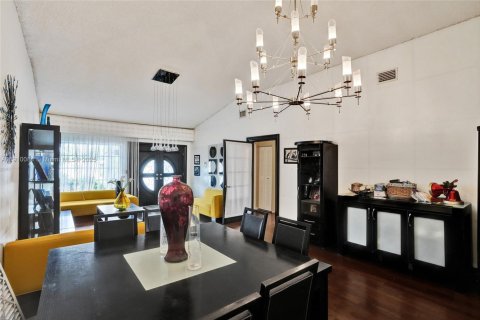 Villa ou maison à vendre à Hialeah, Floride: 3 chambres, 185.8 m2 № 1966651 - photo 17