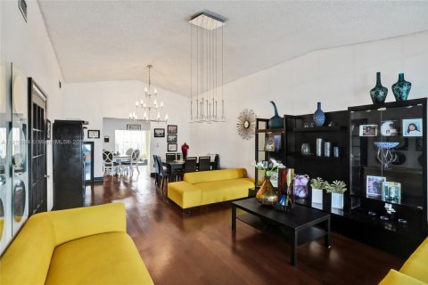 Villa ou maison à vendre à Hialeah, Floride: 3 chambres, 185.8 m2 № 1966651 - photo 9