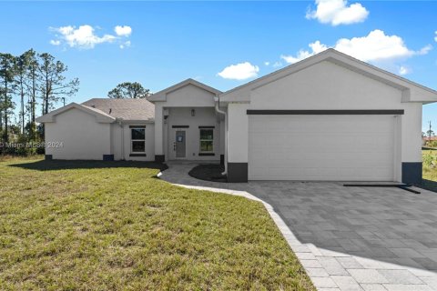 House in Lehigh Acres, Florida 4 bedrooms, 162.02 sq.m. № 1694685 - photo 1