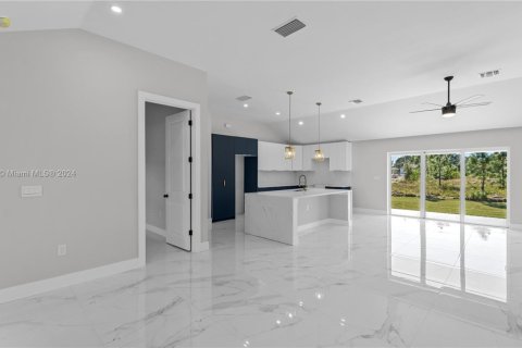 House in Lehigh Acres, Florida 4 bedrooms, 162.02 sq.m. № 1694685 - photo 3