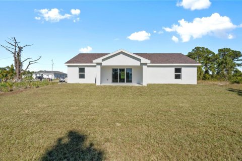 House in Lehigh Acres, Florida 4 bedrooms, 162.02 sq.m. № 1694685 - photo 29