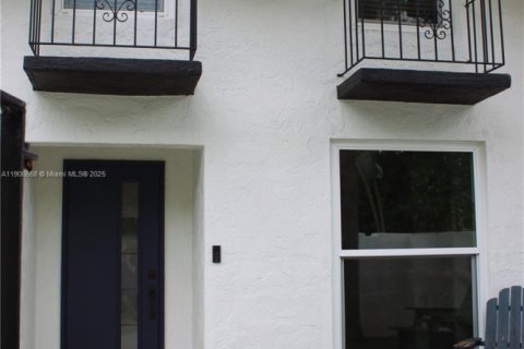 Снять в аренду таунхаус в Майами, Флорида 3 спальни, 151.43м2, № 1963188 - фото 1