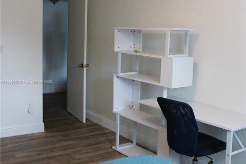 Снять в аренду таунхаус в Майами, Флорида 3 спальни, 151.43м2, № 1963188 - фото 15