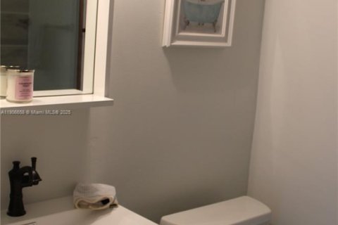 Снять в аренду таунхаус в Майами, Флорида 3 спальни, 151.43м2, № 1963188 - фото 17