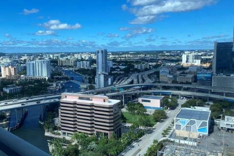 Condominio en alquiler en Miami, Florida, 2 dormitorios, 120.77 m2 № 1992896 - foto 3