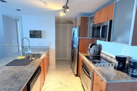 Condominio en alquiler en Miami, Florida, 2 dormitorios, 120.77 m2 № 1992896 - foto 7