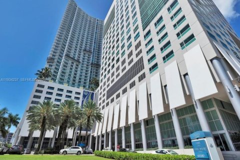 Condominio en alquiler en Miami, Florida, 2 dormitorios, 120.77 m2 № 1992896 - foto 1