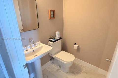 Condominio en alquiler en Miami, Florida, 2 dormitorios, 120.77 m2 № 1992896 - foto 15