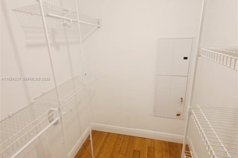 Condominio en alquiler en Miami, Florida, 2 dormitorios, 120.77 m2 № 1992896 - foto 13