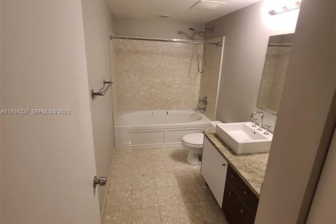 Condominio en alquiler en Miami, Florida, 2 dormitorios, 120.77 m2 № 1992896 - foto 14