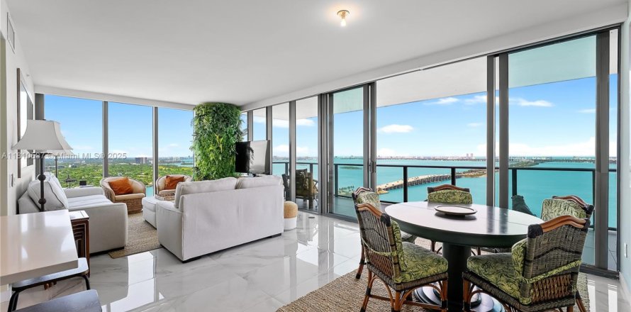 Condo in Miami, Florida, 3 bedrooms № 1753008