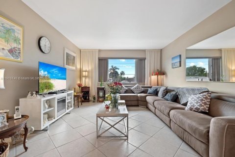 Condo in Pompano Beach, Florida, 2 bedrooms  № 1968476 - photo 3