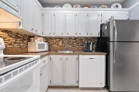 Condo in Pompano Beach, Florida, 2 bedrooms  № 1968476 - photo 12