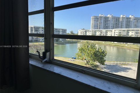 Condo in Aventura, Florida, 2 bedrooms № 2026995 - photo 18