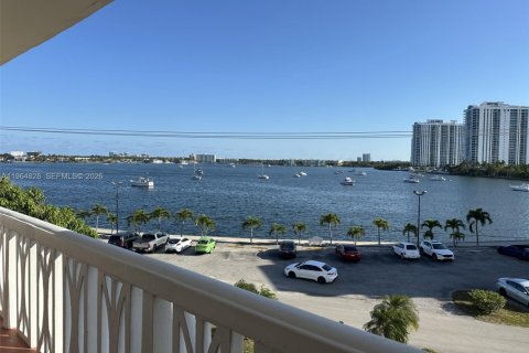 Condo in Aventura, Florida, 2 bedrooms № 2026995 - photo 4