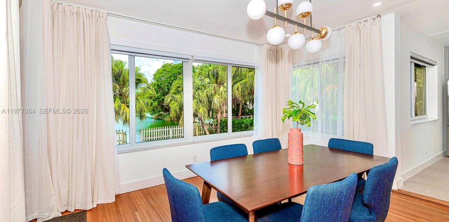 Villa ou maison à Miami Shores, Floride 4 chambres, 196.21 m2 № 2040850