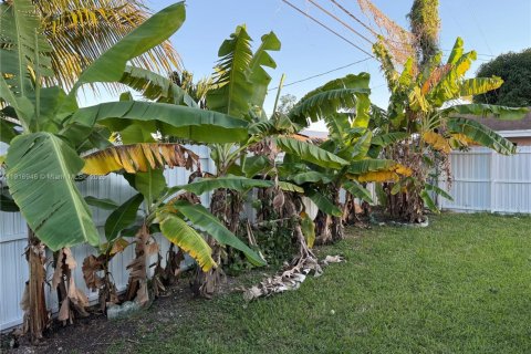 Villa ou maison à vendre à Miami, Floride: 4 chambres, 211.17 m2 № 1974064 - photo 22