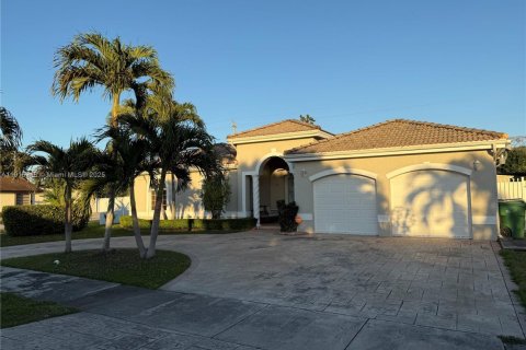 Villa ou maison à vendre à Miami, Floride: 4 chambres, 211.17 m2 № 1974064 - photo 2