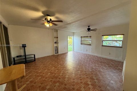 Villa ou maison à vendre à Miami, Floride: 4 chambres, 211.17 m2 № 1974064 - photo 16