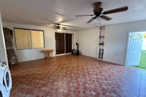 Villa ou maison à vendre à Miami, Floride: 4 chambres, 211.17 m2 № 1974064 - photo 17