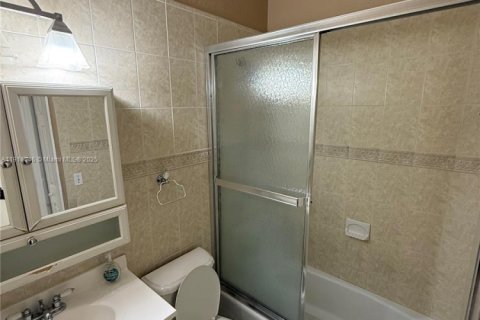 Villa ou maison à vendre à Miami, Floride: 4 chambres, 211.17 m2 № 1974064 - photo 7