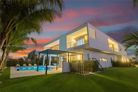 Купить виллу или дом в Уэстон, Флорида 6 спален, 498.7м2, № 2153136 - фото 2