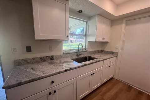 Villa ou maison à louer à Port Charlotte, Floride: 2 chambres, 85.93 m2 № 2413704 - photo 8