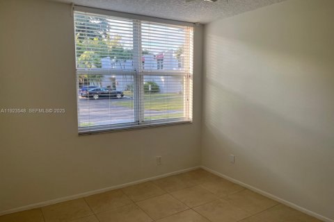 Condo in Davie, Florida, 2 bedrooms  № 1982291 - photo 15