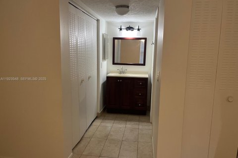 Condo in Davie, Florida, 2 bedrooms  № 1982291 - photo 12