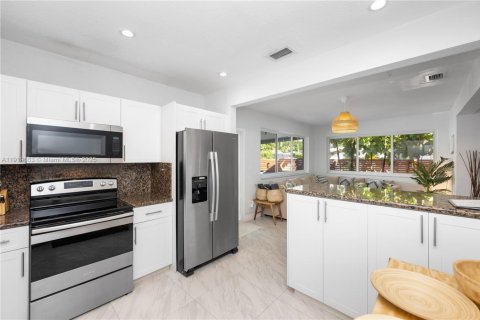 Снять в аренду виллу или дом в Норт-Майами-Бич, Флорида 3 спальни, 164.16м2, № 1974748 - фото 14