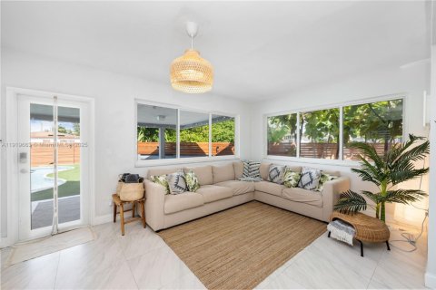 Снять в аренду виллу или дом в Норт-Майами-Бич, Флорида 3 спальни, 164.16м2, № 1974748 - фото 12