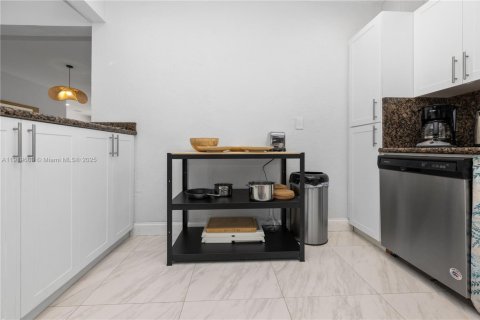 Снять в аренду виллу или дом в Норт-Майами-Бич, Флорида 3 спальни, 164.16м2, № 1974748 - фото 15