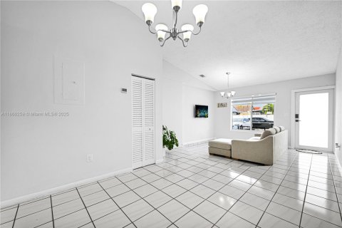 Villa ou maison à vendre à Hialeah, Floride: 3 chambres, 122.17 m2 № 1897413 - photo 3