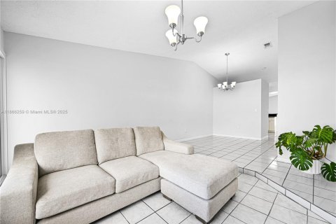Villa ou maison à vendre à Hialeah, Floride: 3 chambres, 122.17 m2 № 1897413 - photo 4