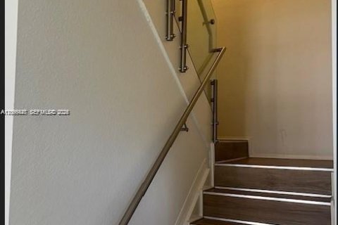 Touwnhouse à louer à Miramar, Floride: 3 chambres, 157.93 m2 № 2393372 - photo 4