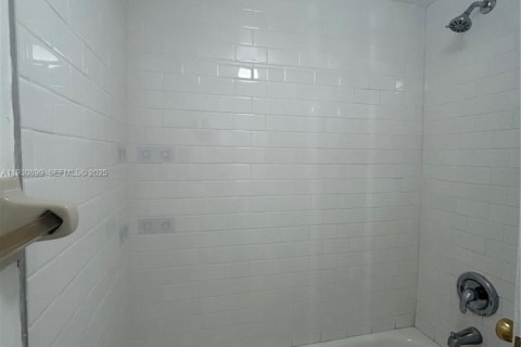 Купить кондоминиум в Хайалиа, Флорида 2 спальни, 82.68м2, № 1989708 - фото 18