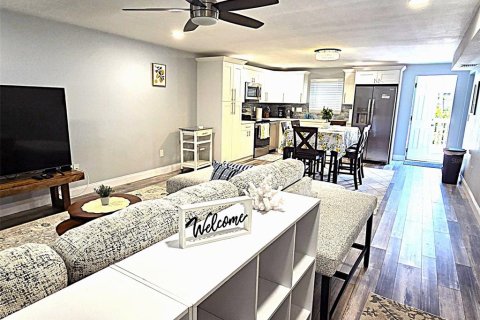 Casa en alquiler en Gulfport, Florida, 3 dormitorios, 172.8 m2 № 2211485 - foto 2