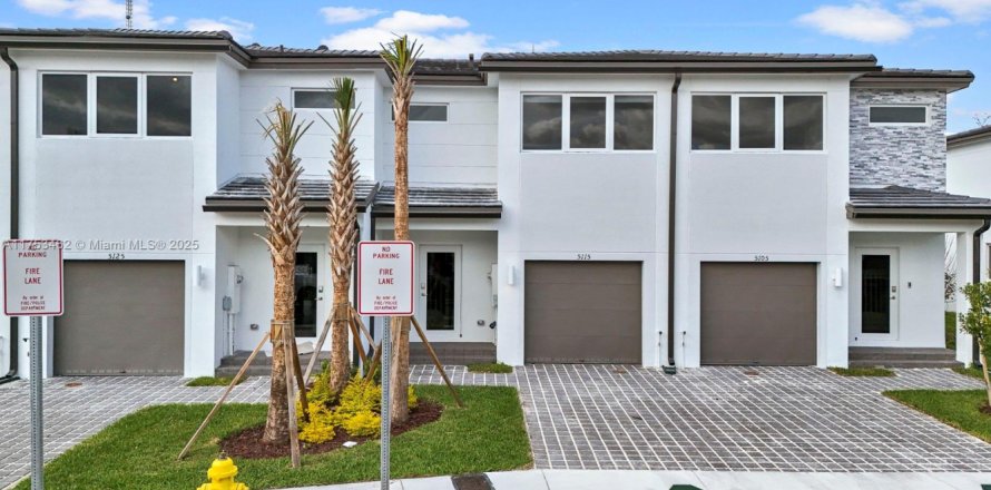 Touwnhouse à Pembroke Park, Floride 3 chambres, 118.54 m2 № 1697114