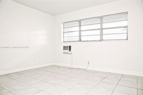 Propiedad comercial en venta en Hollywood, Florida, 691.66 m2 № 1865739 - foto 21