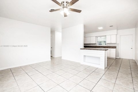 Propiedad comercial en venta en Hollywood, Florida, 691.66 m2 № 1865739 - foto 12