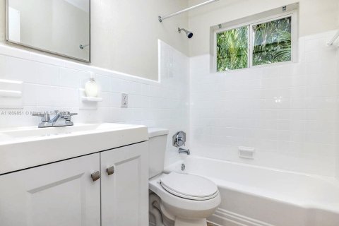 Propiedad comercial en venta en Hollywood, Florida, 691.66 m2 № 1865739 - foto 4