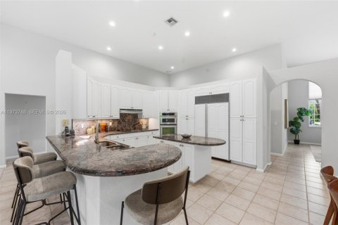 House in Weston, Florida 5 bedrooms, 354.52 sq.m. № 2049693 - photo 17