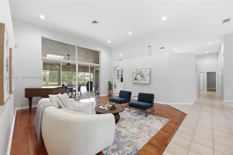 House in Weston, Florida 5 bedrooms, 354.52 sq.m. № 2049693 - photo 5